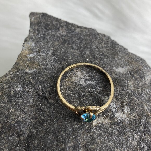 Vintage Prong Set Blue Glass Rhinestone Gold Tone Ring Size 5.5 - Picture 7 of 9
